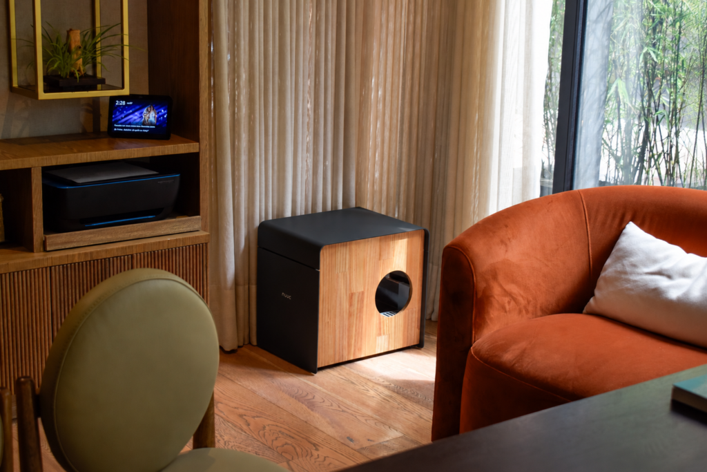 Sala moderna con casita negra para gatos